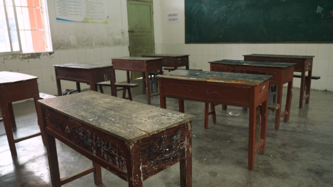 格丼小学老旧课桌椅，严重影响学生书写