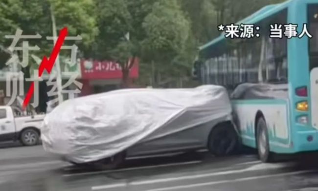 试驾问界m5撞上公交车，销售开智驾没扶方向盘？门店回应…此前被曝起火